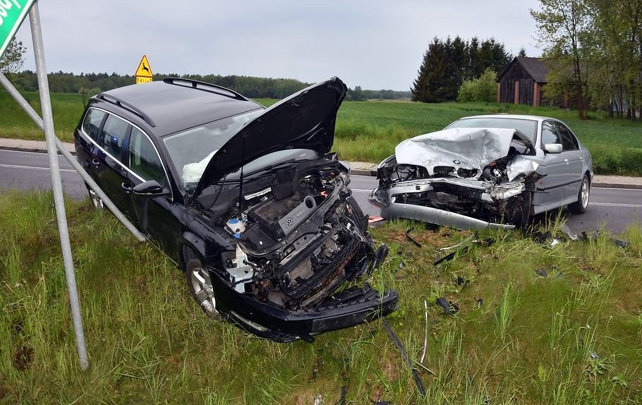 Czołowe zderzenie na drodze wojewódzkiej w Lubelskiem
