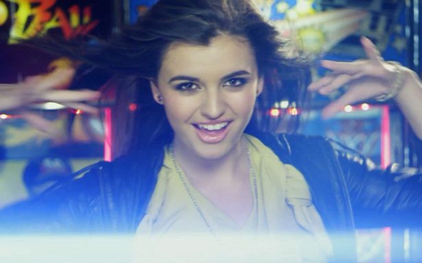 Rebecca Black w teledysku "Person of Interest" (Fot. YoTube)