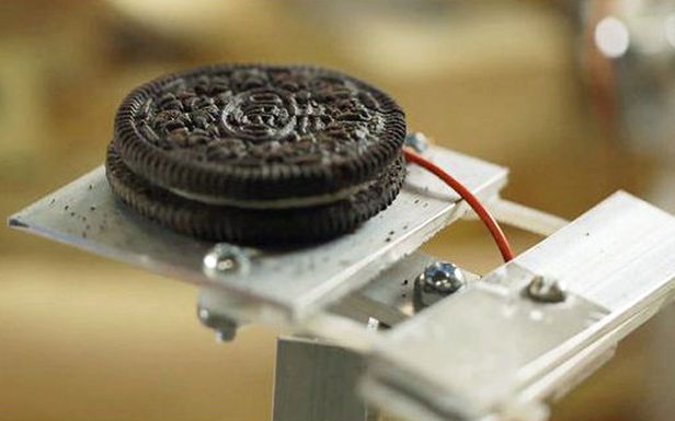 WTF dnia: maszyna do dzielenia ciastek Oreo na pół [wideo]