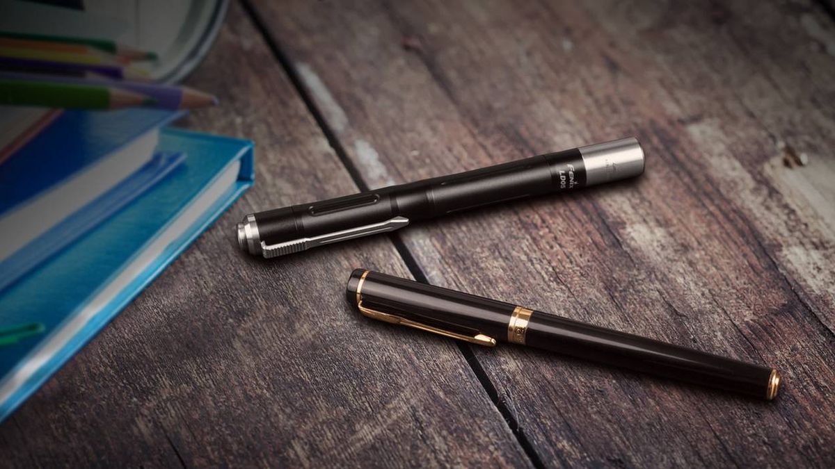 Miniaturowa latarka Fenix LD02 V2. 70 godzin świecenia i dodatkowy tryb UV 1