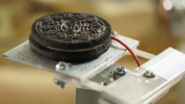 WTF dnia: maszyna do dzielenia ciastek Oreo na pół [wideo] 1