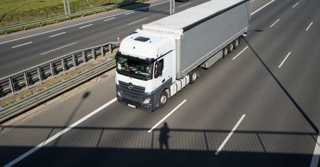 Koronawirus dobija transport. Firmy toną w długach