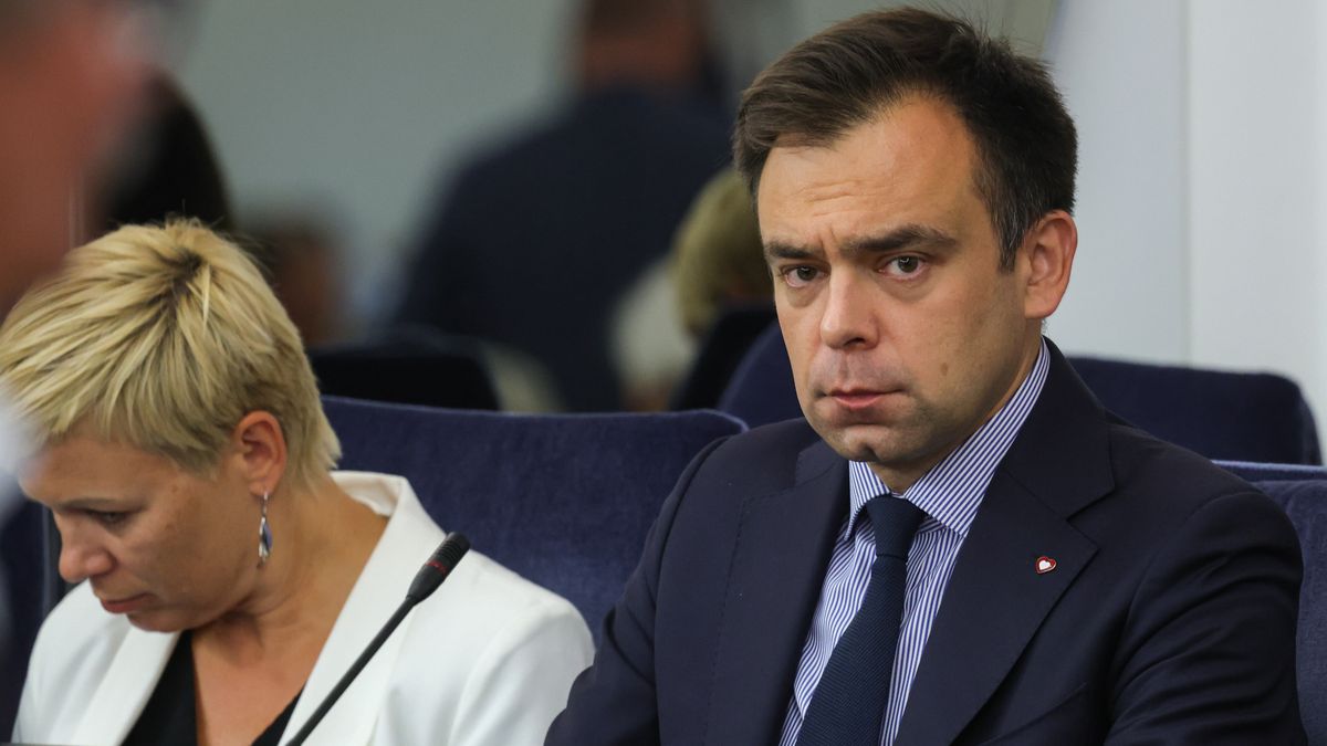 Warszawa, 10.07.2024. Minister finansów Andrzej Domański (P) na sali obrad Senatu w Warszawie, 10 bm. Senat zajmie się m.in. nowelizacją ustawy o prawie autorskim i prawach pokrewnych, która wdraża do polskiego porządku prawnego dwie dyrektywy PE. (jm) PAP/Rafał Guz