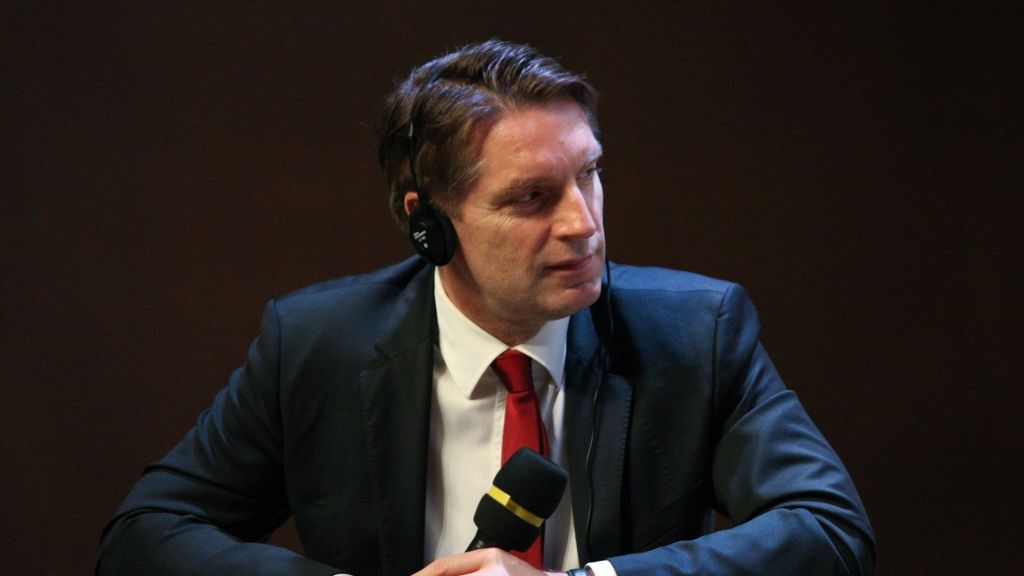 Wszyscy gratulują Tomaszowi Lisowi 