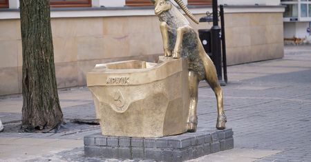 „Operacja” przebiegła pomyślnie, koziołek odzyskał nogę. Miejskie poidełko wróciło na deptak
