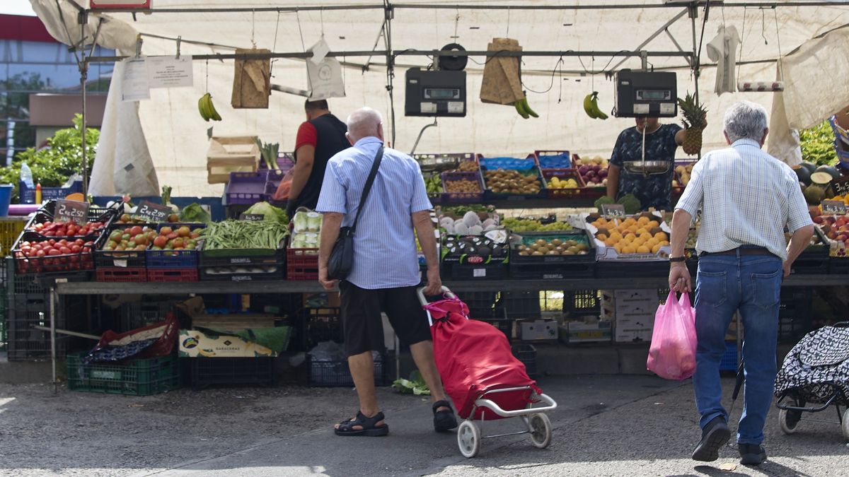 MADRID, SPAIN - AUGUST 29: Two men shop at a fruit and vegetable stall at the Plaza Eliptica street market on August 29, 2024, in Madrid, Spain. The Consumer Price Index (CPI) stagnated in August compared to the previous month but cut its year-on-year rate by six tenths to 2.2%, its lowest figure since June 2023, when it stood at 1.9%, according to data from the National Statistics Institute (INE). This moderation of the CPI is due to lower fuel prices, which rose in August 2023, and to a lesser extent, to the lower cost of food, which this month have lowered prices. (Photo By Jesus Hellin/Europa Press via Getty Images)