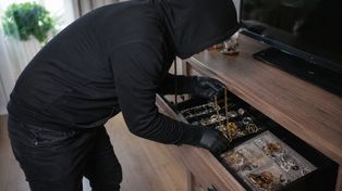 Oszuści zapukali do mieszkania 81-latki na Południu. Zginęła biżuteria