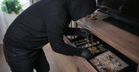 Oszuści zapukali do mieszkania 81-latki na Południu. Zginęła biżuteria