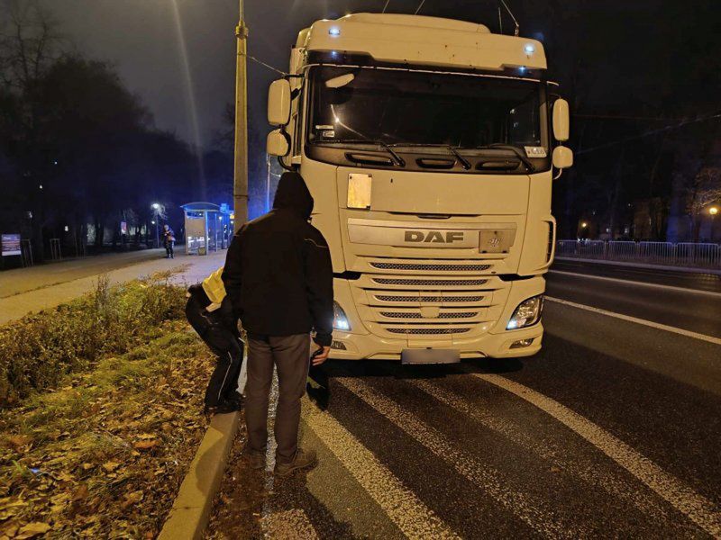 TIR nie dał rady wyhamować. Mężczyzna wszedł prosto pod koła