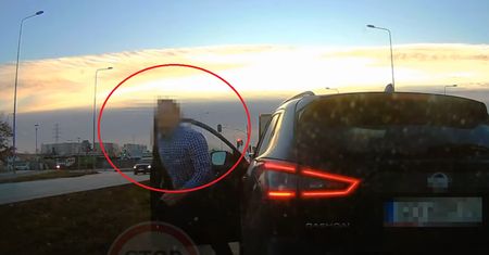 Agresor wyskoczył z auta. Kamera nagrała, co stało się potem