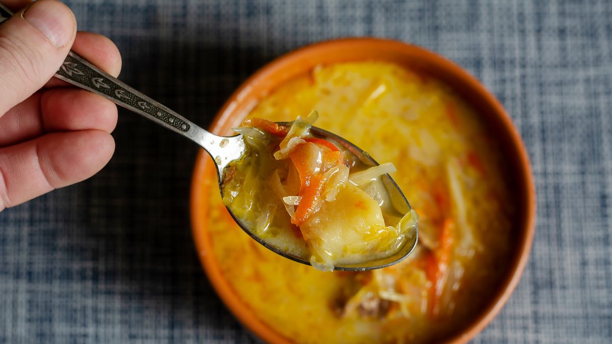 Domowa zupa na bazie kapusty i ziemniaków