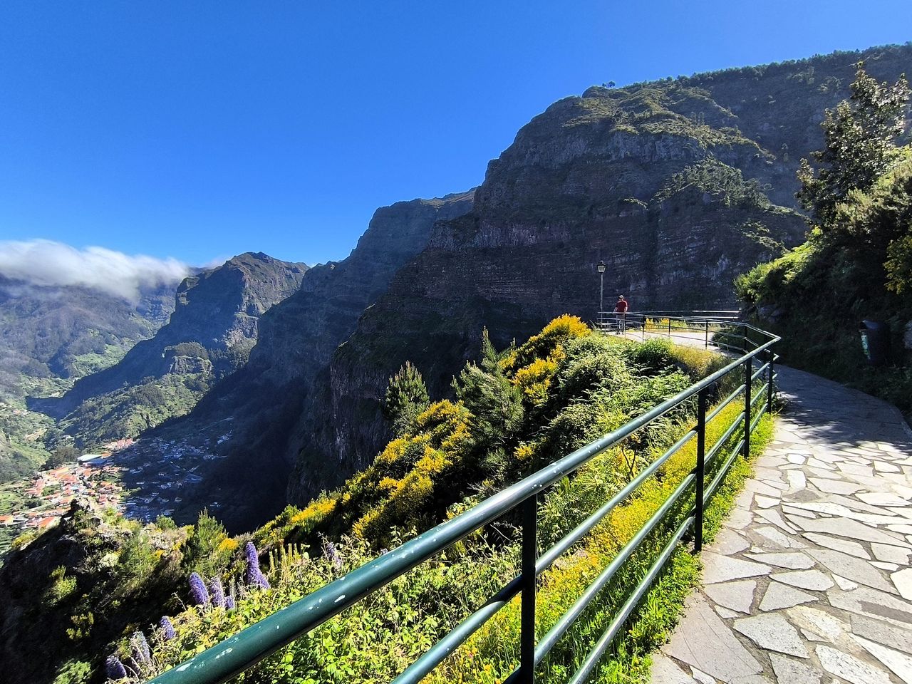 Widok z punktu widokowego Eira do Serrado na Dolinę Zakonnic