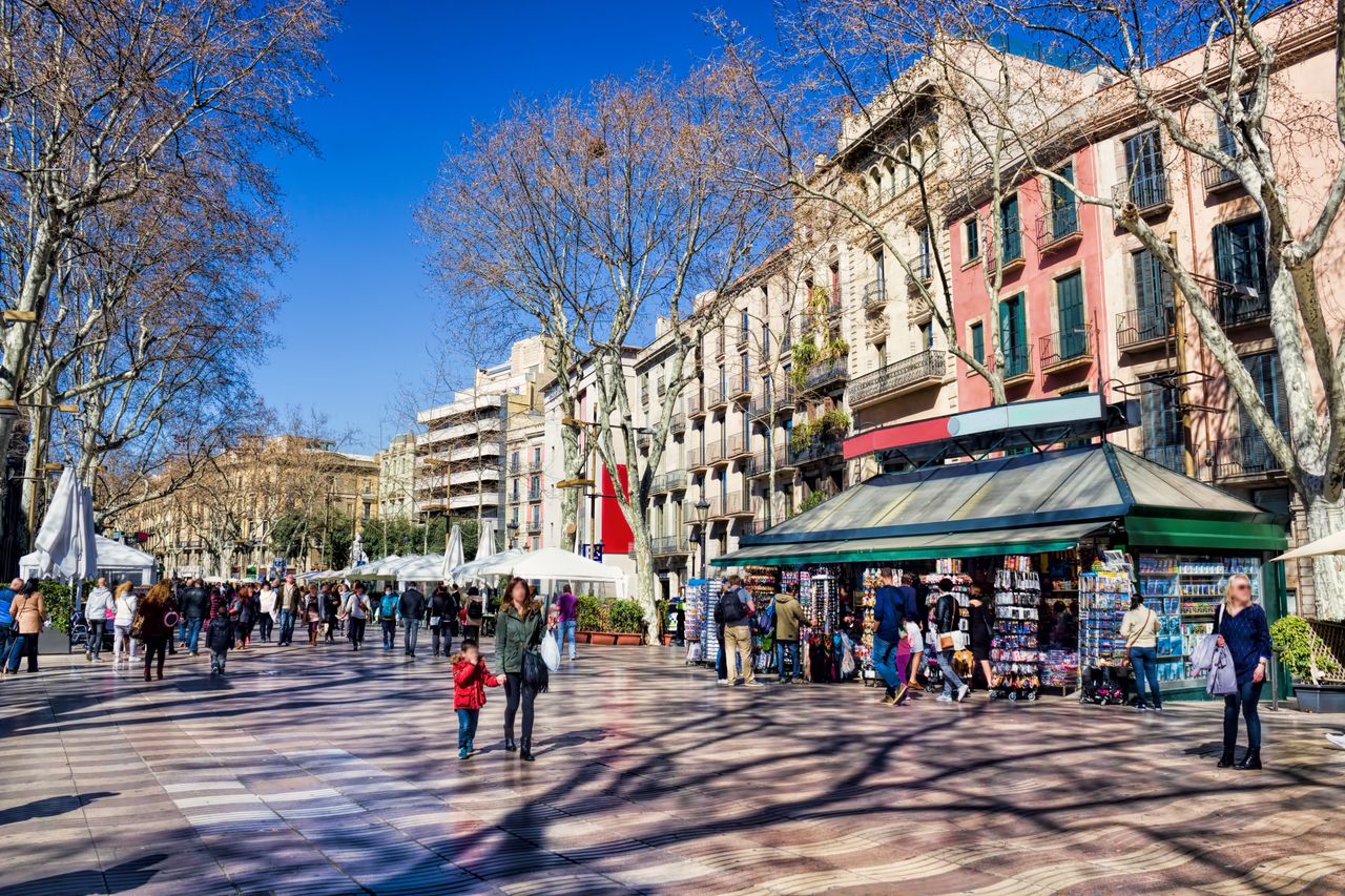 La Rambla - popularny deptak w Barcelonie - nazywany jest najbardziej złodziejską ulicą na świecie