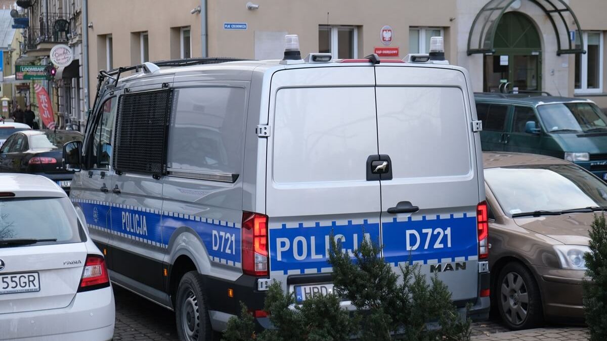 Policjanci interweniujący do zgłoszenia o podłożonej bombie w sądzie w Lublinie
