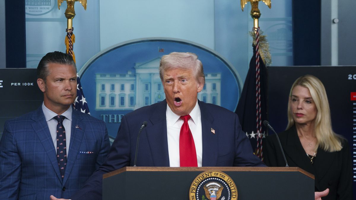 US President Donald Trump addresses the media at the White House
epaselect epa12293834 US President Donald Trump (C) with US Defence Secretary Pete Hegseth (L) and US Attorney General Pam Bondi (R) addresses the media in the James S. Brady Press Briefing Room of the White House, Washington, DC, USA, 11 August 2025. President Trump is due to announce the deployment of the National Guard in Washington DC as part of a crime reduction strategy.  EPA/WILL OLIVER / POOL 
Dostawca: PAP/EPA.
WILL OLIVER / POOL
epaselect