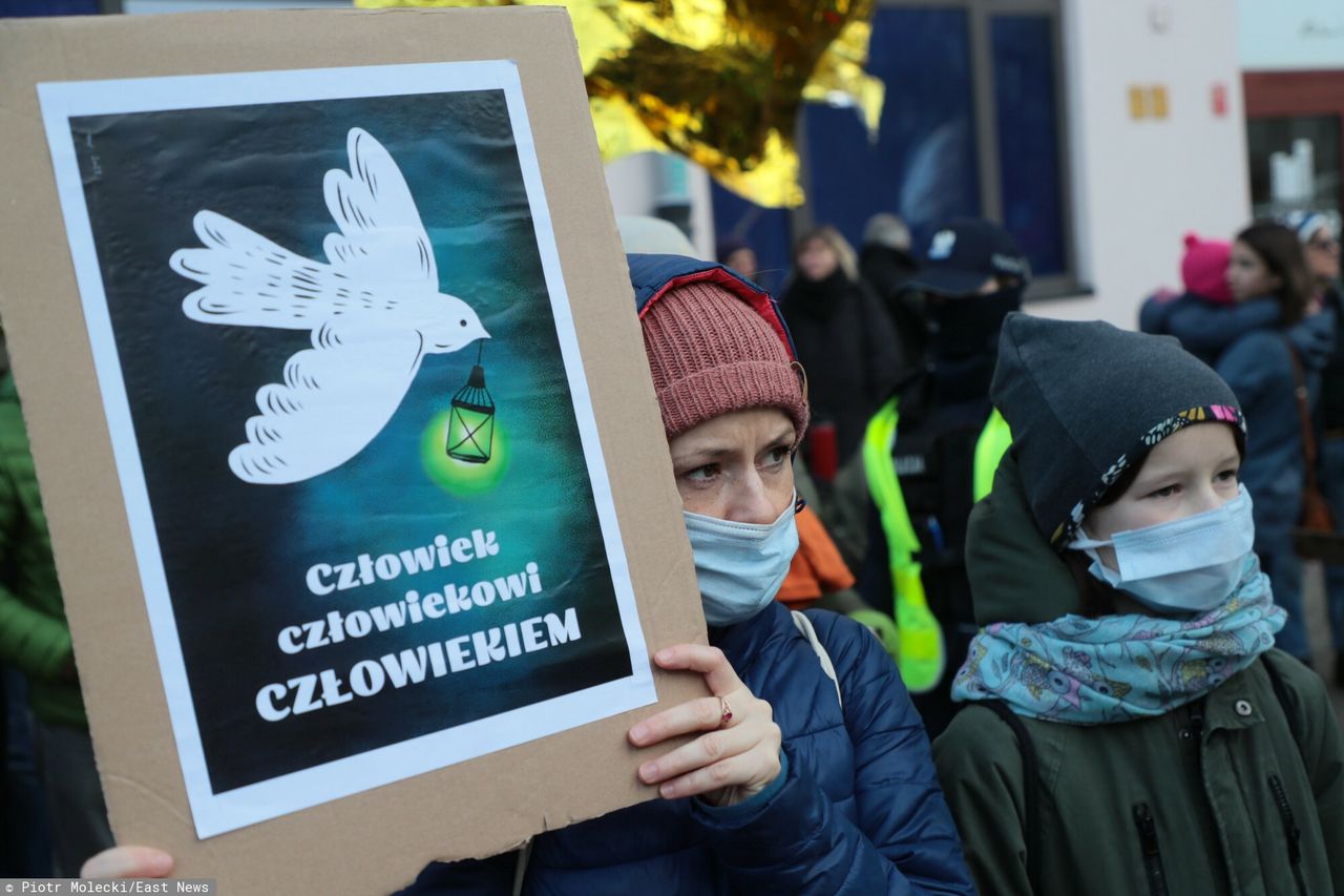 "Matki na granicę". Ruszyła manifestacja w obronie uchodźców przetrzymywanych w lesie