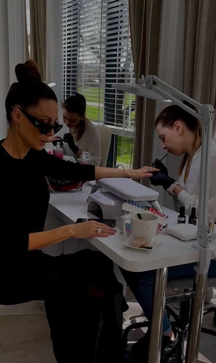 Małgorzata Rozenek siedzi w okularach na manicure
