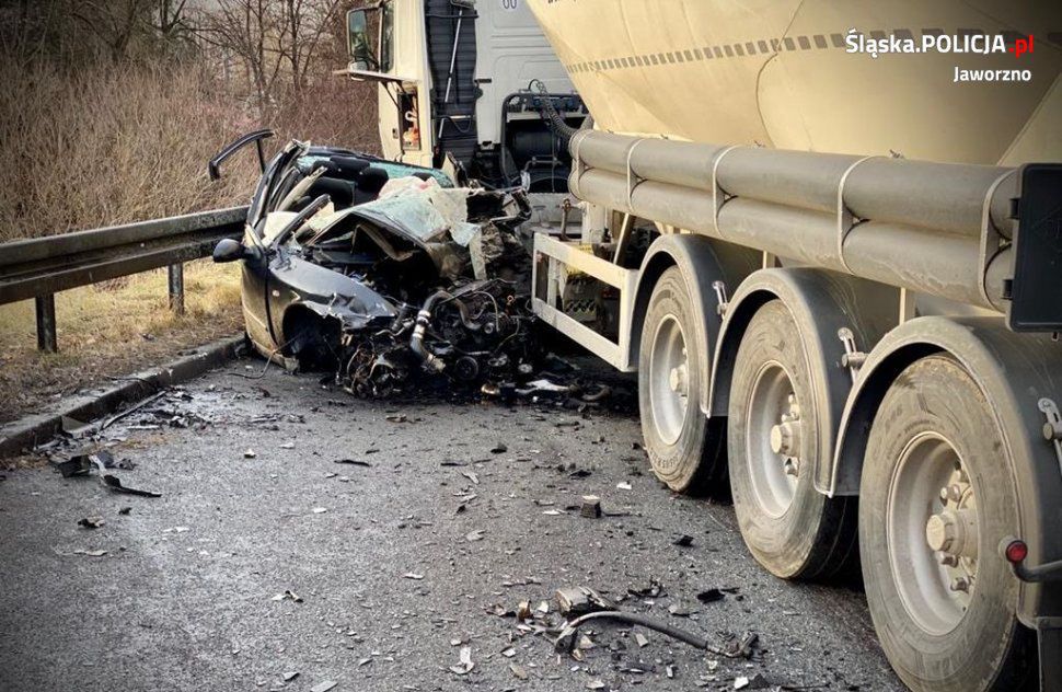 Śląsk. Kierująca seatem 27-letnia mieszkanka Jaworzna poniosła śmierć na miejscu.