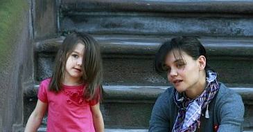 3-letnia Suri Cruise W BUTACH NA OBCASIE!
