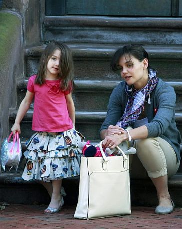 3-letnia Suri Cruise W BUTACH NA OBCASIE!