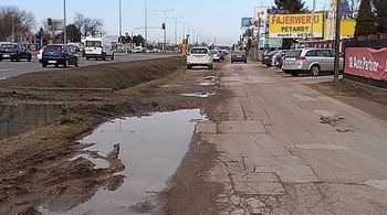 Warszawa: Mieszkańcy walczą o remont ulicy. "Droga wygląda jak po wojnie"