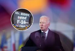 Przed sceną pojawił się transparent. Biden musiał go zobaczyć