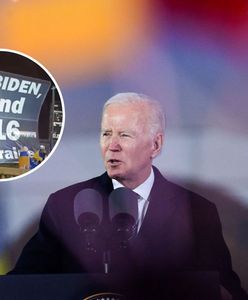 Przed sceną pojawił się transparent. Biden musiał go zobaczyć