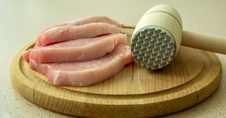 Nie każdy to wie. Do czego służy druga strona tłuczka do mięsa?