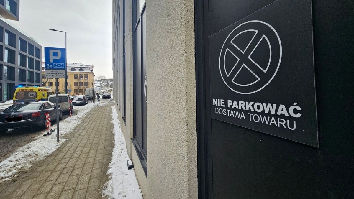 Kierowcy parkujący w zatoczce dla dostaw Biedronki przy ul. Karskiego / Wieniawskiej