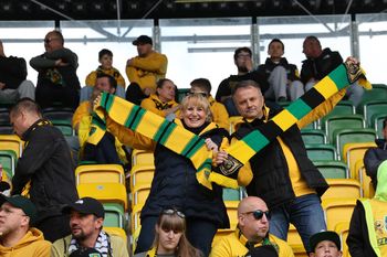 Tłum kibiców na stadionie GKS Katowice. Gospodarze pokonali Cracovię, a trybuny eksplodowały radością