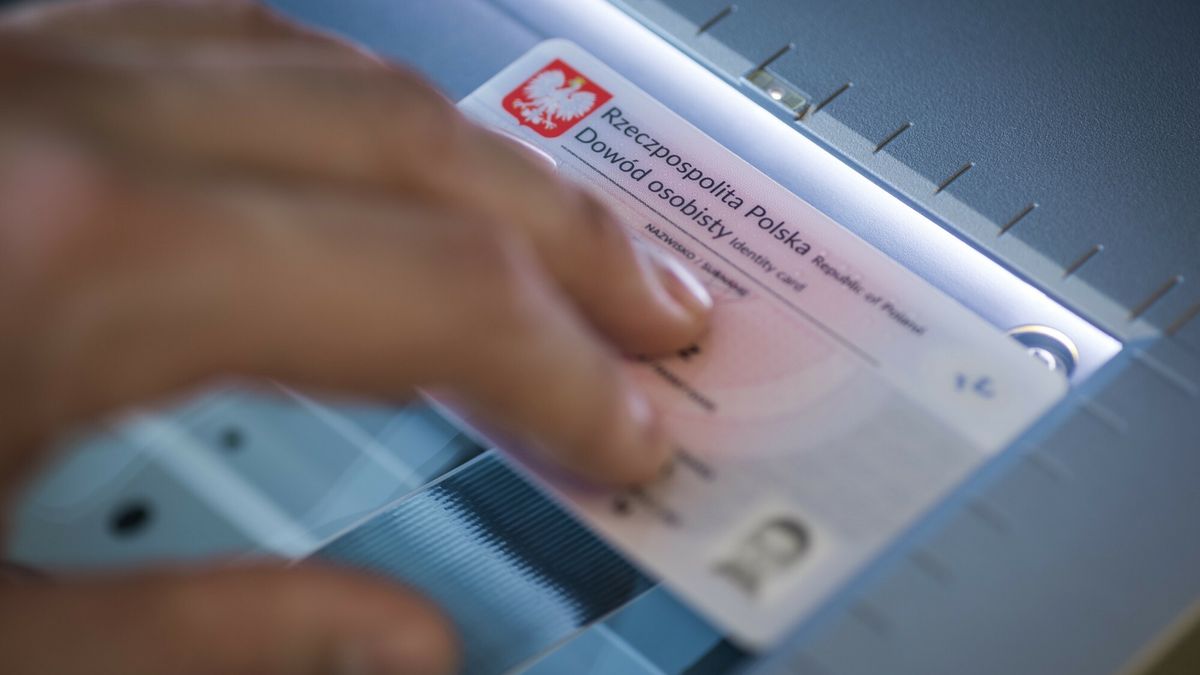 Stock Arkadiusz Zi�?ek
fot: Arkadiusz Ziolek/ East News. 12.09.2019.     n/z Kserowanie dowodu osobistego.
ARKADIUSZ ZIOLEK