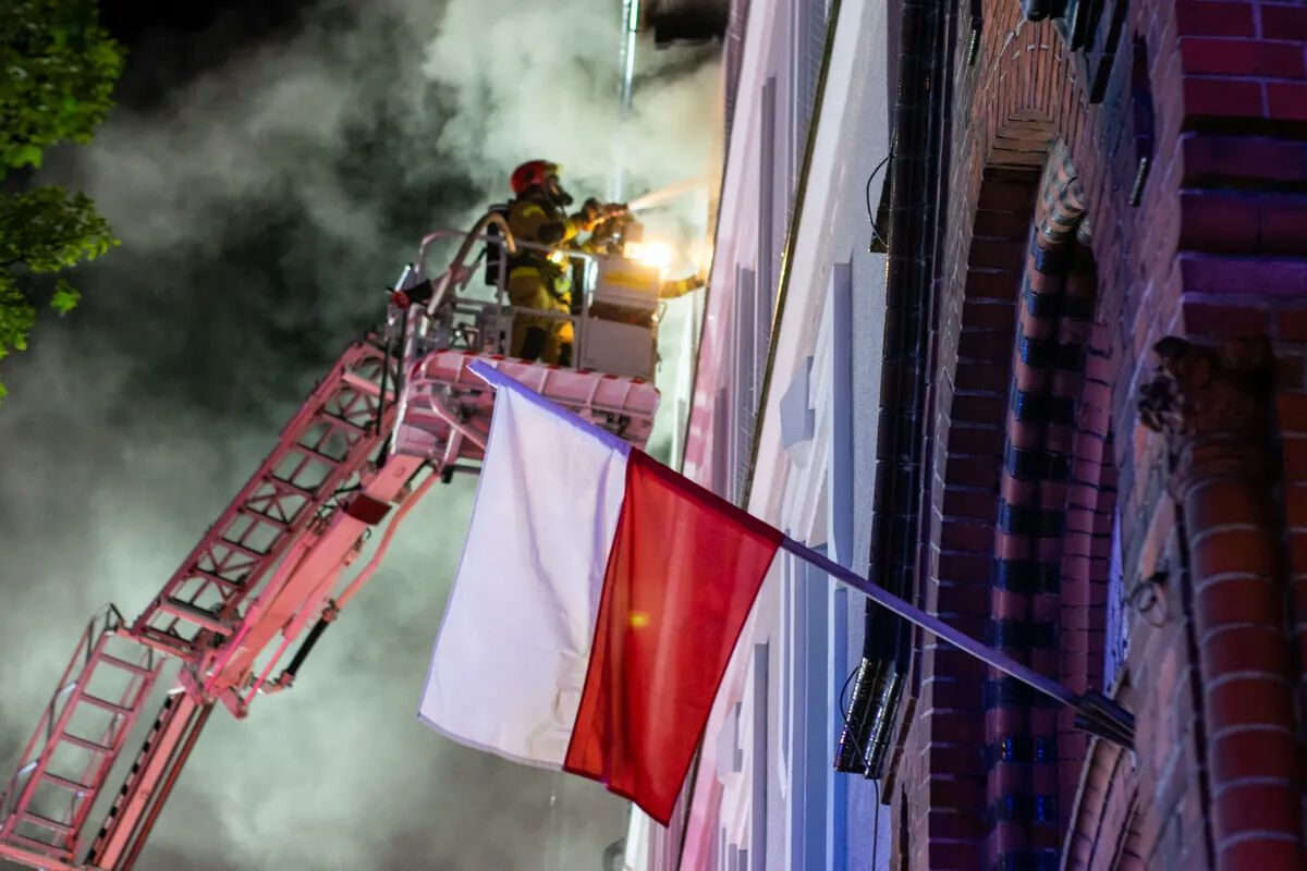 pożar, straż pożarna, pożar budynku Strażacy walczą z ogniem. Pożar hotelu w Śremie