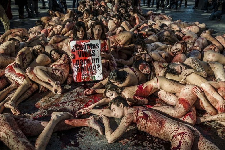 Aktywiści zebrali się w centrum Barcelony, aby pokazać okrucieństwo przemysłu futrzanego