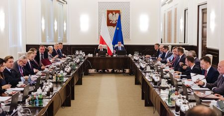 Poruszenie w sieci po zdjęciu z PiS. Polacy są pewni, jest sondaż