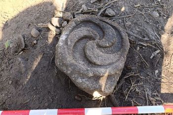 Badali osadę w Hiszpanii. Obiekt ma 30 cm. Ryciny są z obu stron