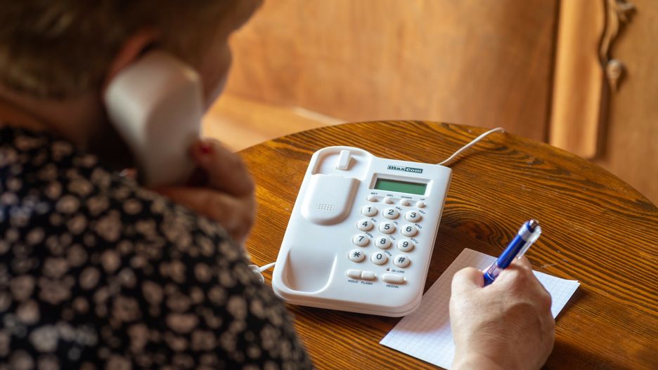 Stock Arkadiusz Zi�?ek
Fot. Arkadiusz Ziolek/East News.
n/z Seniorka korzysta z telefonu stacjonarnego.
ARKADIUSZ ZIOLEK