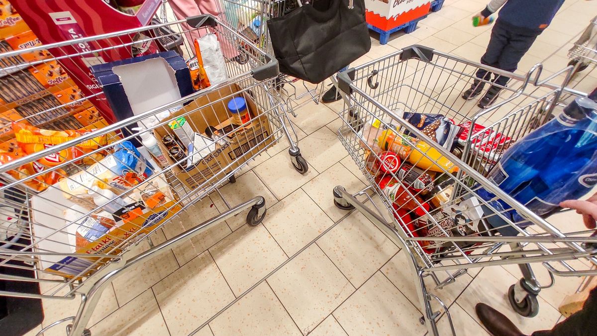 reporter_baza_2022-0314.03.2022 Lodz. ZEROWY VAT NA ARTYKULY SPOZYWCZE W DYSKONTACH SPOZYWCZYCH - BIEDRONKA. CENY W DOL! ALE, ZGODNIE Z USTAWA RZADU - TYLKO DO KONCA LIPCA. Fot. Piotr Kamionka/REPORTERPiotr Kamionka/REPORTER