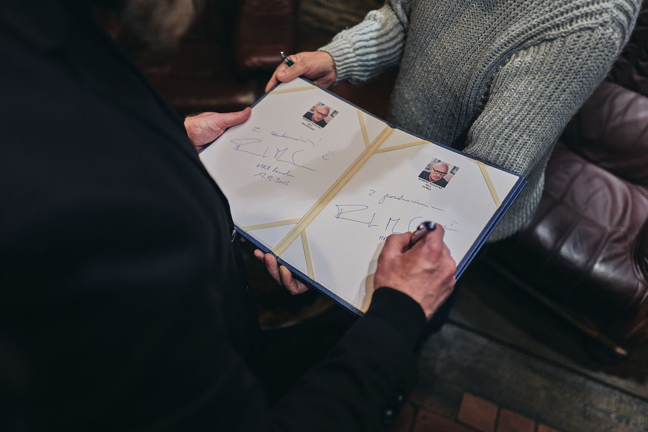 Robert Małecki składający autografy w HRP Pamela