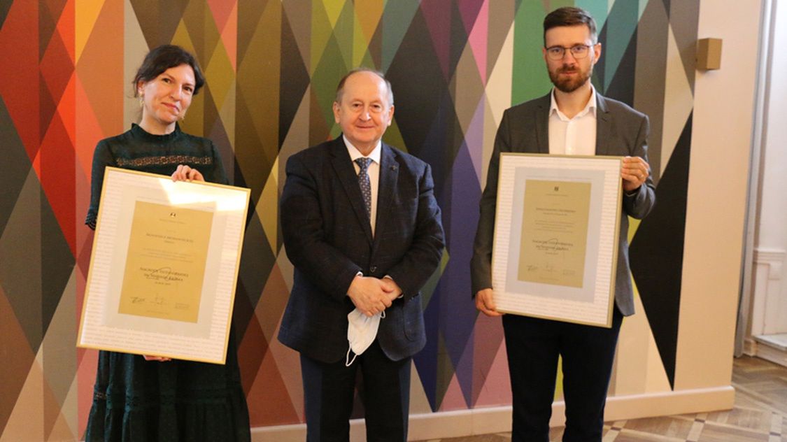 Sebastian Ogórek (po prawej) oraz Agnieszka Morawiecka otrzymali wspólnie nagrodę dziennikarską im. Mariana Krzaka.