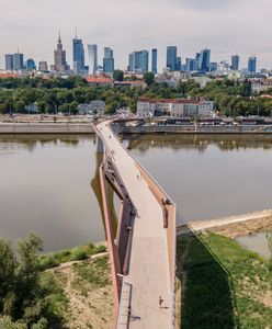 Diler reklamuje się na kładce. Władze chcą to zmienić