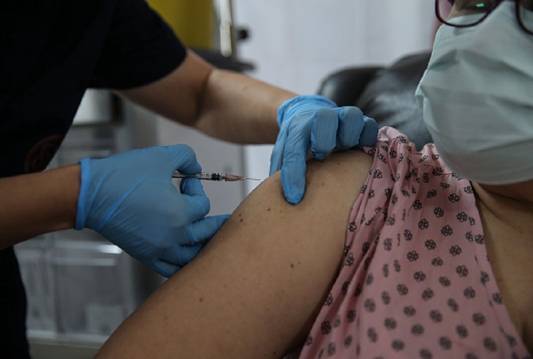 Szczepionka na COVID już wkrótce trafi do Polski. Padła data