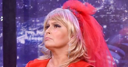 Katarzyna Skrzynecka pluska się w basenie pod okiem męża, a internautka dywaguje: "Nie rozumiem, dlaczego NA SIŁĘ chce być pani CHUDA"