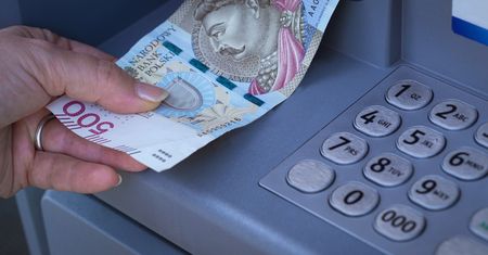 Znalazł plik banknotów i zaniósł na pobliski stragan. Niewiarygodne, co zrobił