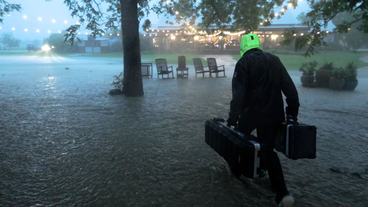 Tornado i powódź przerwały wesele. Fotograf nagrał całe zdarzenie 1