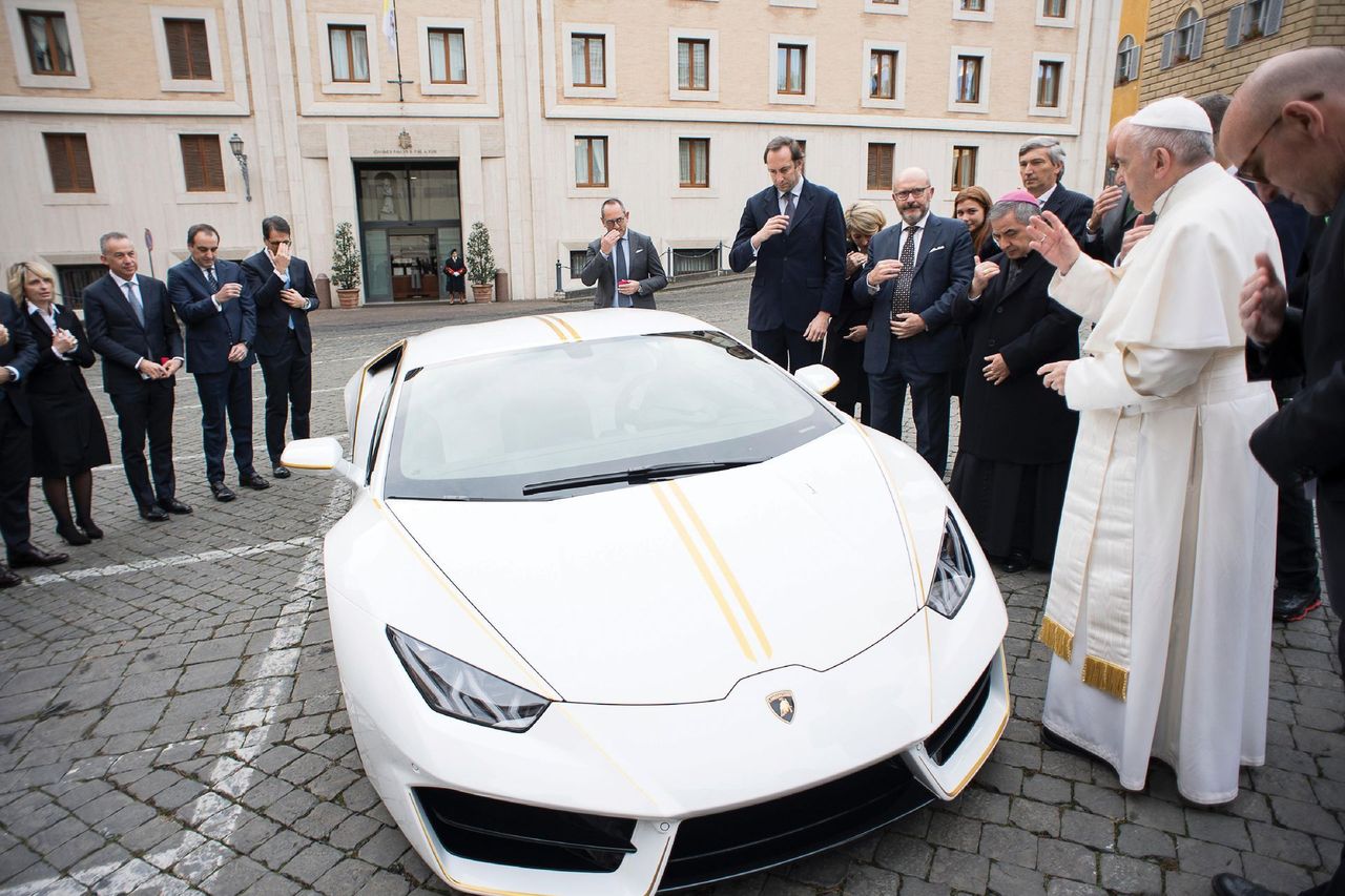 Papież sprzedaje swoje lamborghini. Kup 580-konną bestię i pomóż potrzebującym