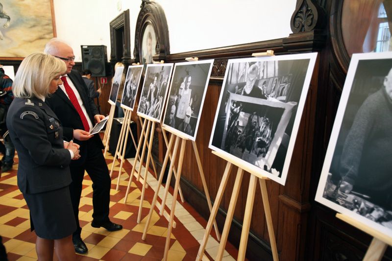 „Sztuka celi”. Relacja z wystawy, która trwała dwie godziny… w areszcie śledczym 9