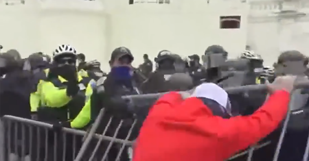 Co tam się dzieje? Dantejskie sceny pod Kapitolem. Szokujące nagrania