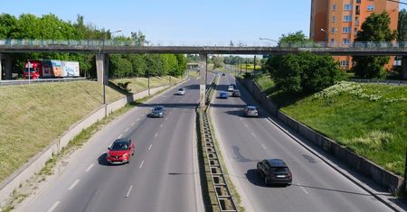 Kładka nad al. Tysiąclecia wskazana do rozbiórki, ale nie ma na to pieniędzy