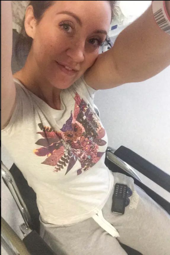 Kobieta odzyskała sprawność na tyle, że potrafi poruszać się bez wózka inwalidzkiego