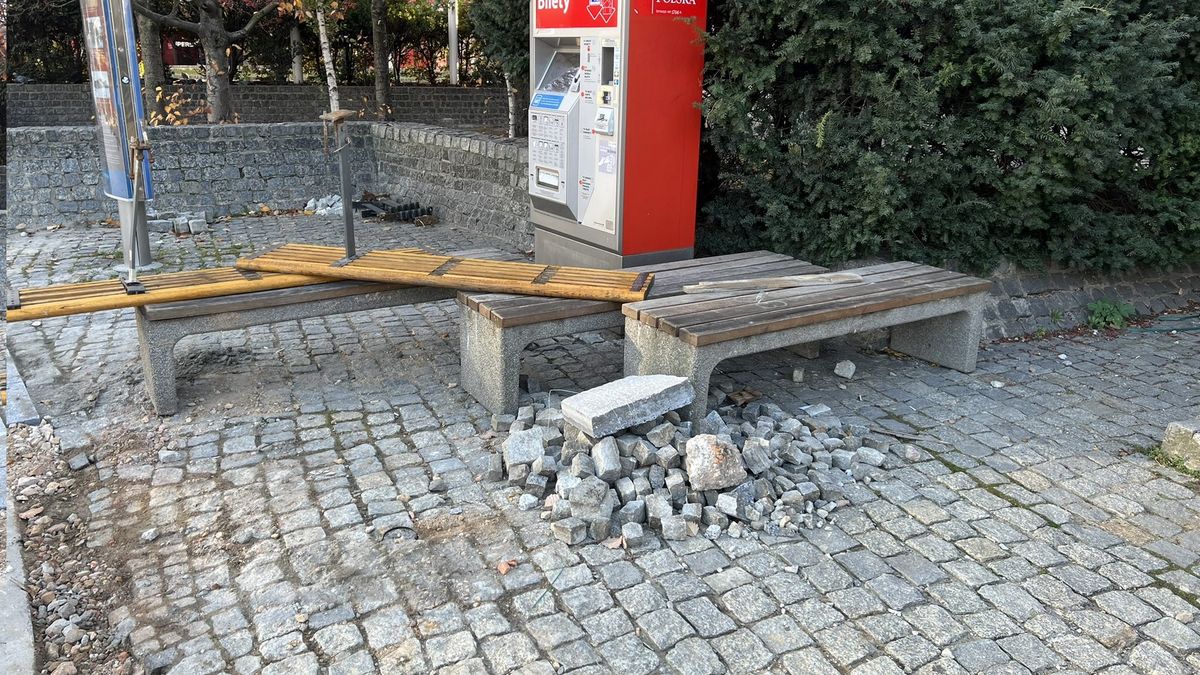 Warszawa usuwa materiały budowlane z ronda Dmowskiego